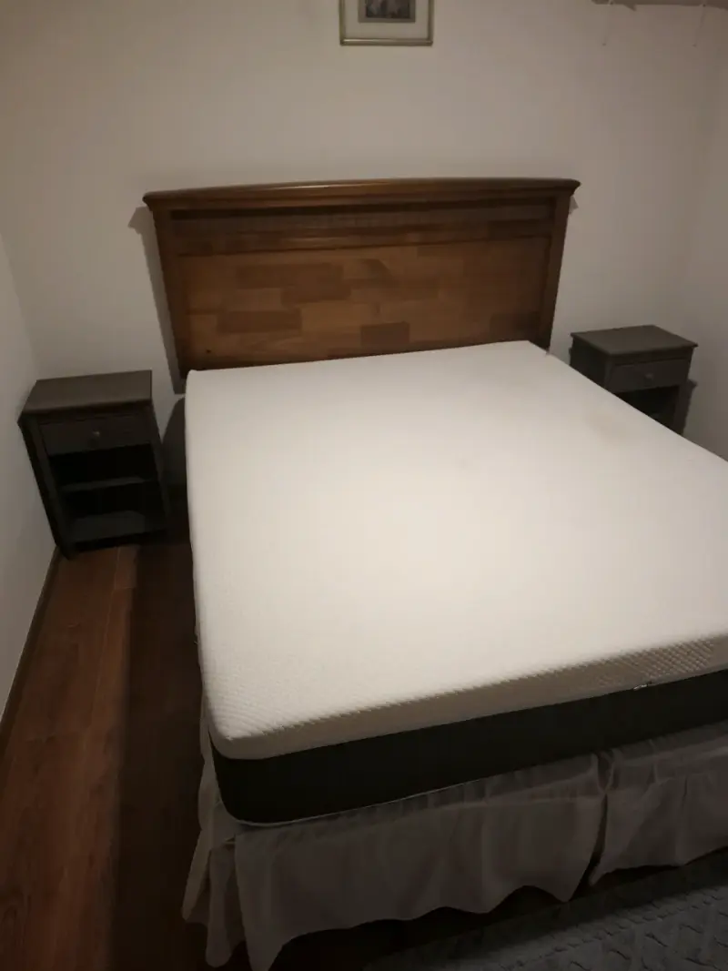 Cama matrimonial con cabecera de madera y colchón - 1