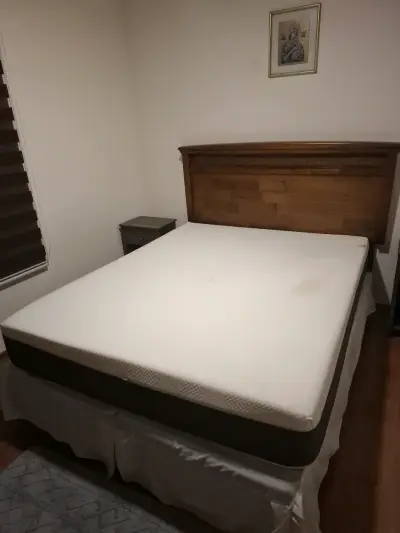 Cama matrimonial con cabecera de madera y colchón - miniatura 2