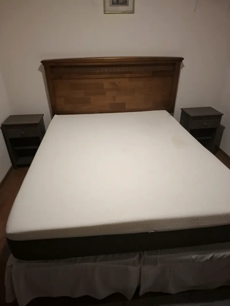 Cama matrimonial con cabecera de madera y colchón - 3