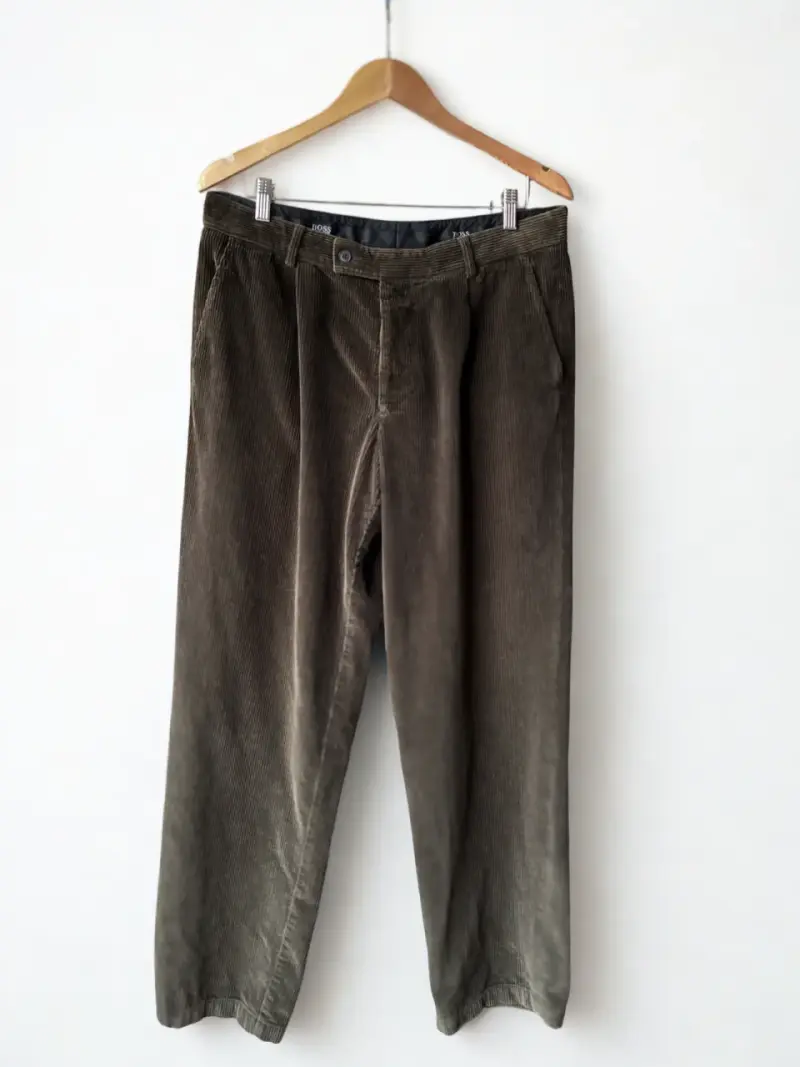 Pantalón de cotelé REPARADO. Marca HUGO BOSS. T52 - 1