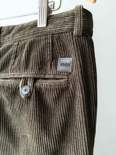 Pantalón de cotelé REPARADO. Marca HUGO BOSS. T52 - miniatura 2