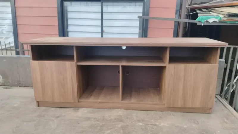 Mueble de TV de madera con almacenamiento