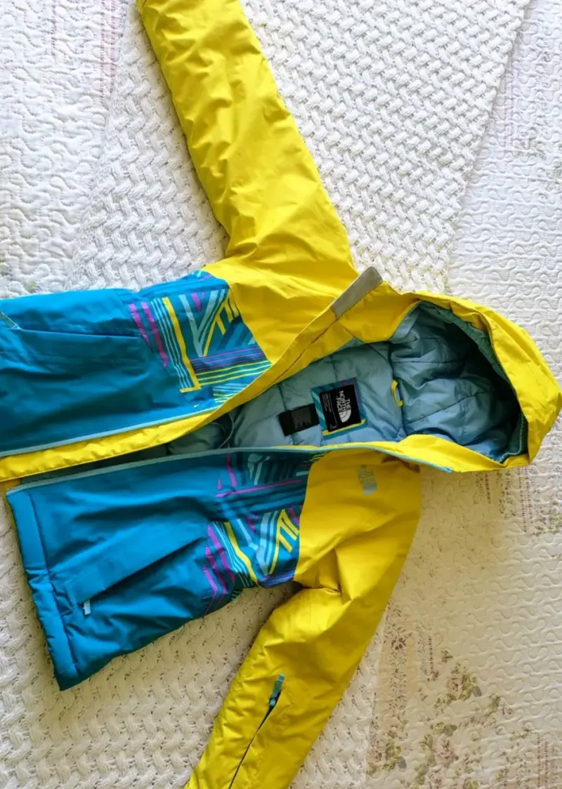Chaqueta impermeable The North Face amarilla y azul - 1