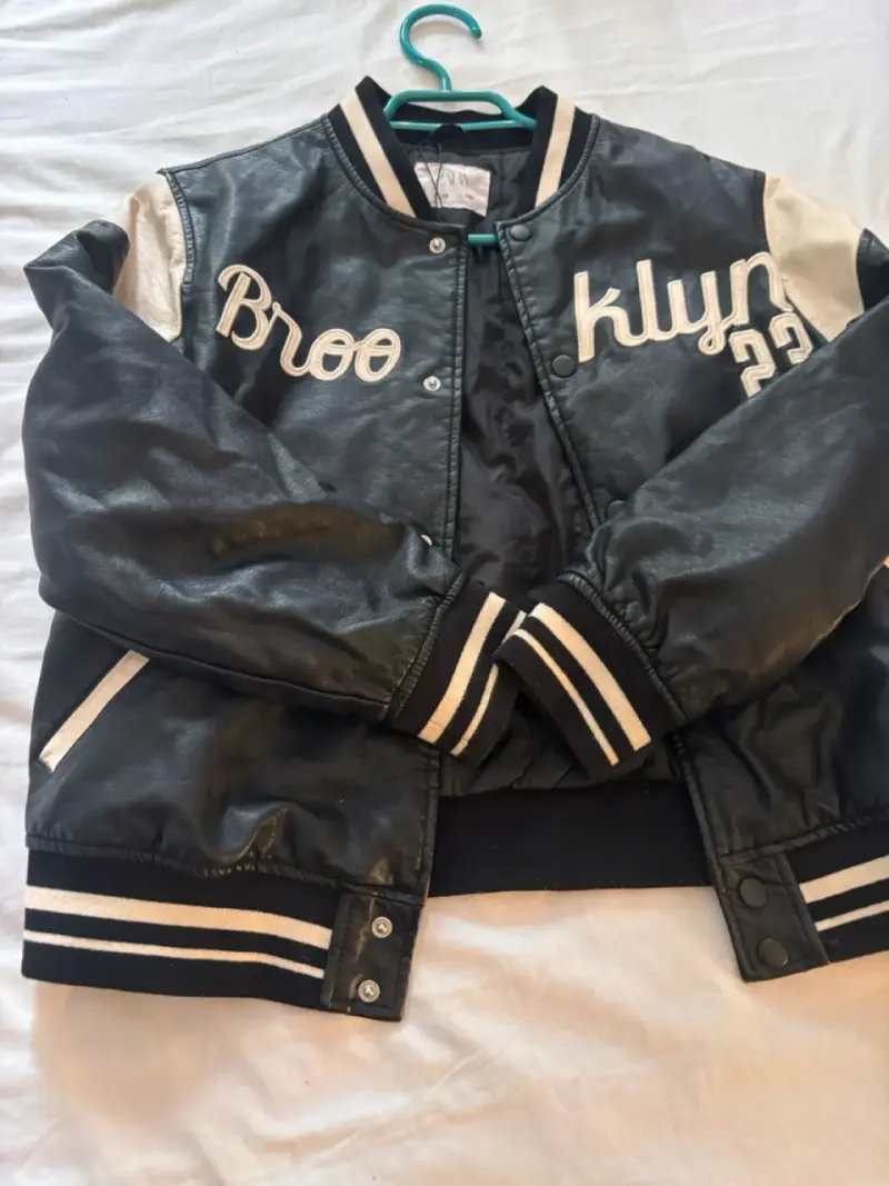 Chaqueta estilo varsity negra y blanca - 1