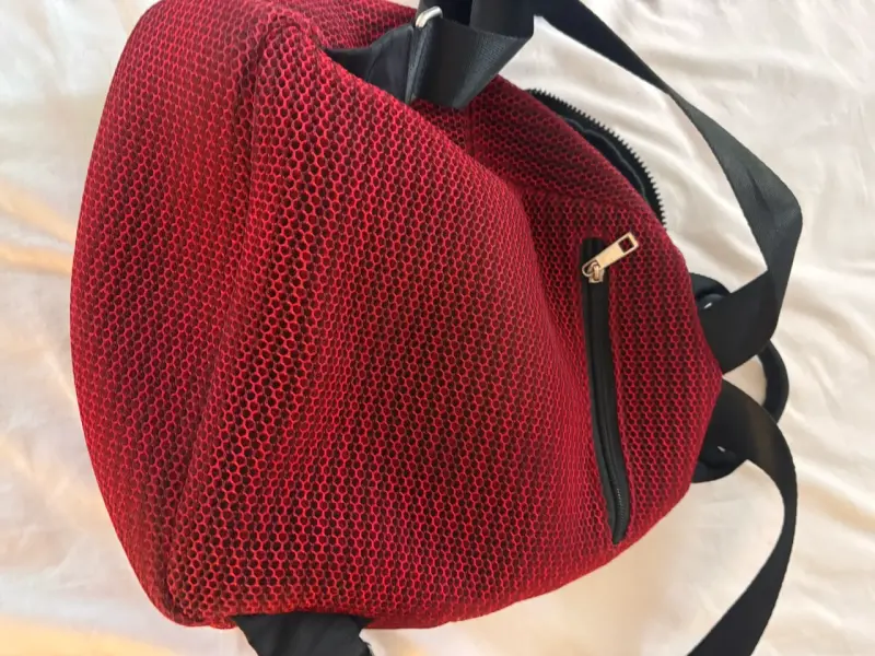 Mochila deportiva roja con diseño de malla - 1