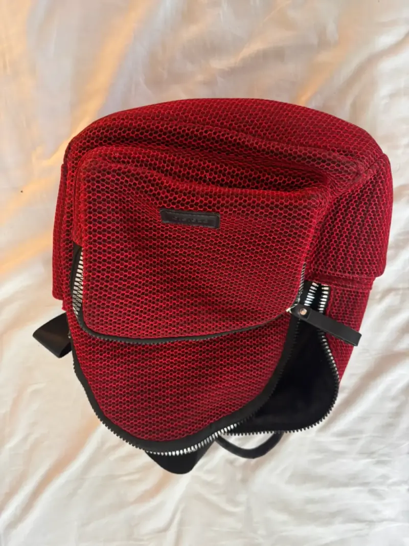 Mochila deportiva roja con diseño de malla - 2