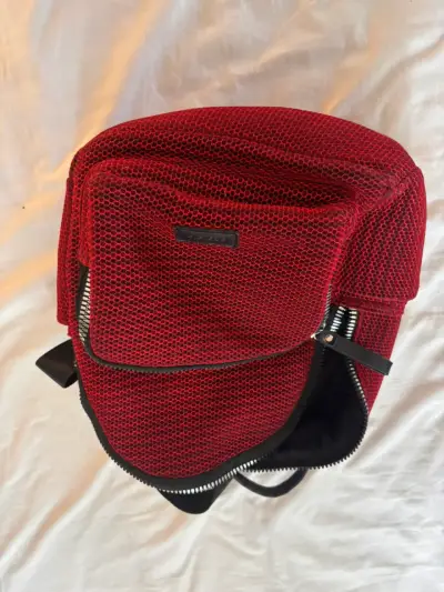 Mochila deportiva roja con diseño de malla - miniatura 2