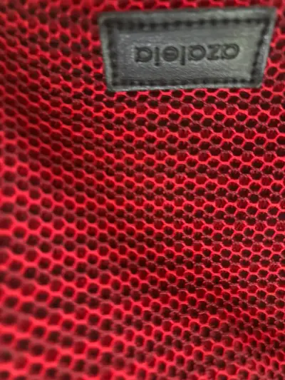 Mochila deportiva roja con diseño de malla - miniatura 3