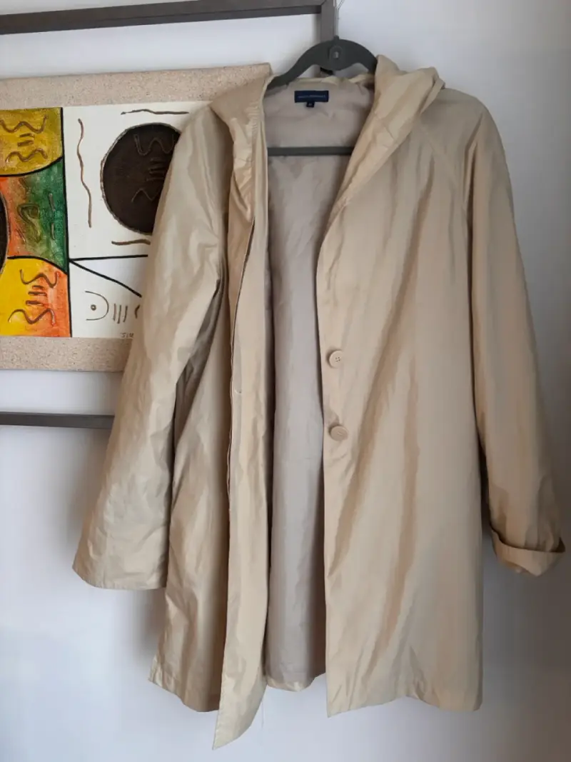 Abrigo beige con capucha para mujer - 1