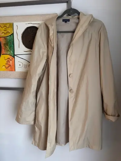 Abrigo beige con capucha para mujer - miniatura 1