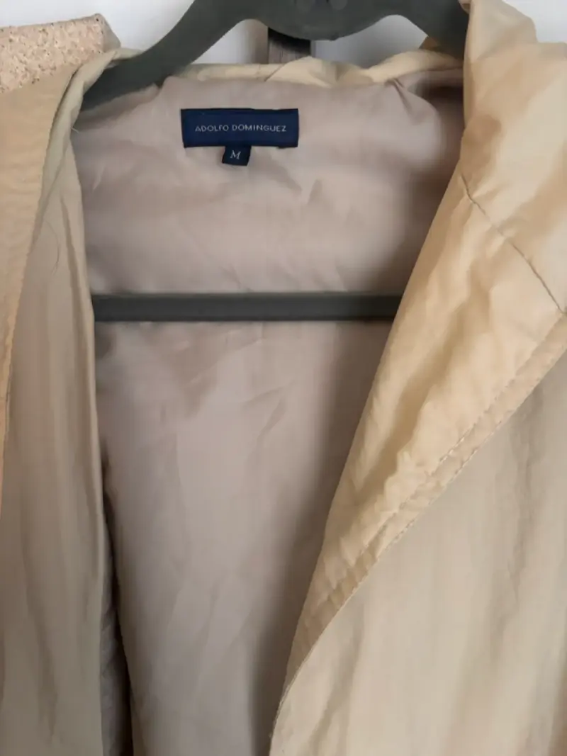 Abrigo beige con capucha para mujer - 2