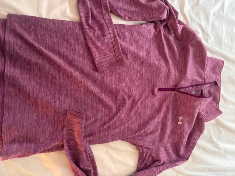 Polera deportiva morada Under Armour para mujer - 1