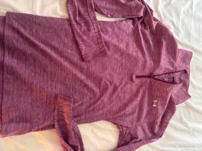 Polera deportiva morada Under Armour para mujer - miniatura 1