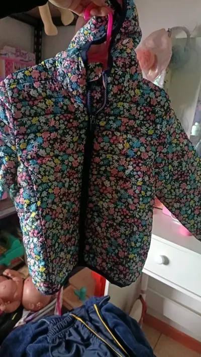 Chaqueta infantil acolchada con estampado floral - miniatura 1