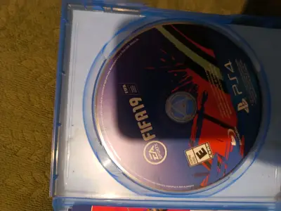 Juego FIFA 19 para PS4 en buen estado - miniatura 2