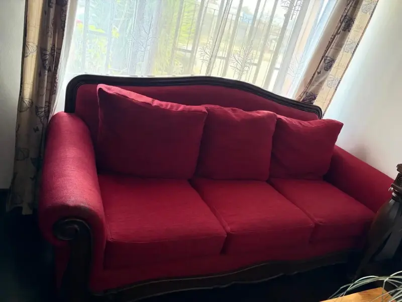 Sofá de tres plazas rojo con cojines