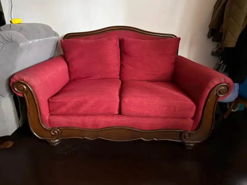 Sofá de dos plazas rojo con estructura de madera