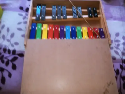 Xilófono infantil de colores con caja de madera - miniatura 2