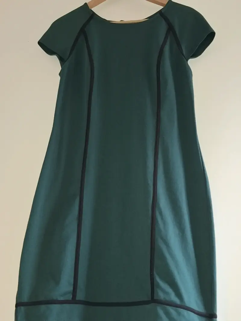 Vestido verde Mossimo elegante con detalles negros - 1