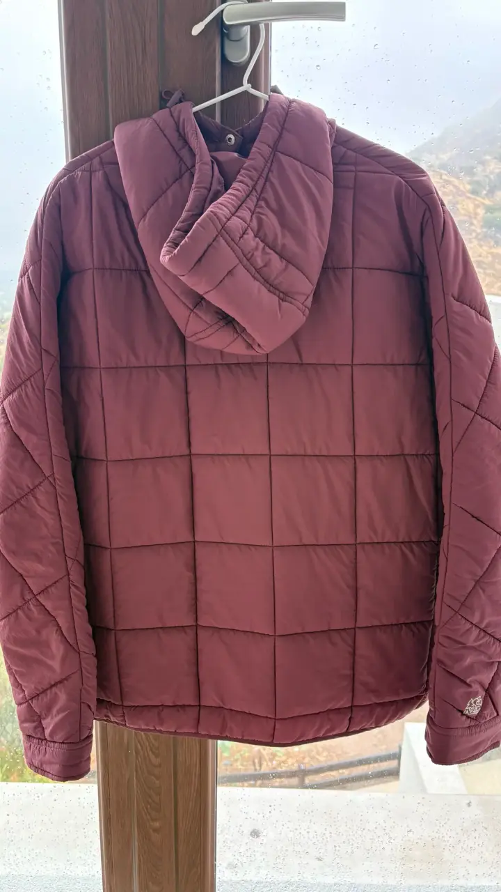 Chaqueta acolchada burdeos con capucha - 2