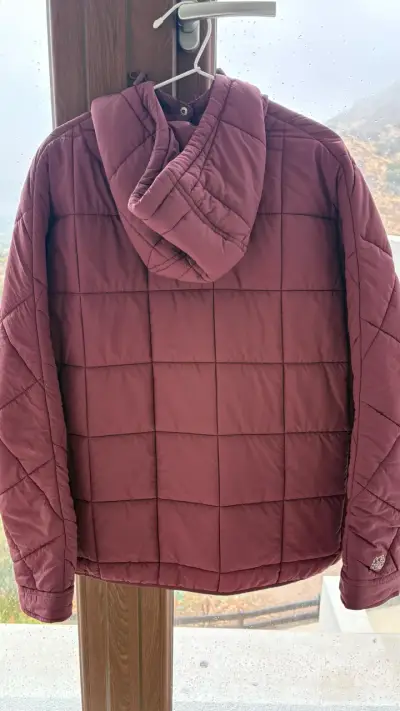Chaqueta acolchada burdeos con capucha - miniatura 2