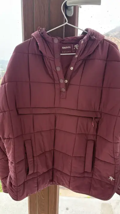 Chaqueta acolchada burdeos con capucha - miniatura 3