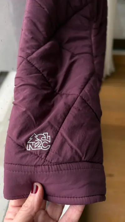 Chaqueta acolchada burdeos con capucha - miniatura 4