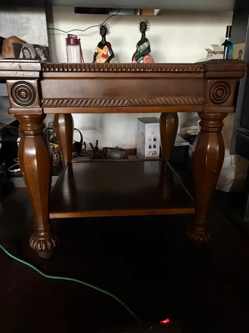 Mesa de centro de madera con vidrio decorativa