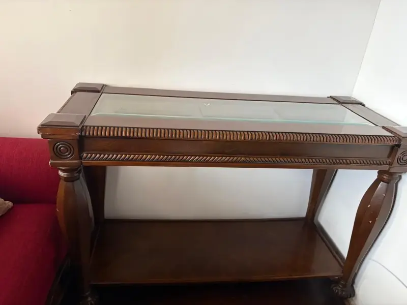 Arrimo de madera con vidrio decorativa