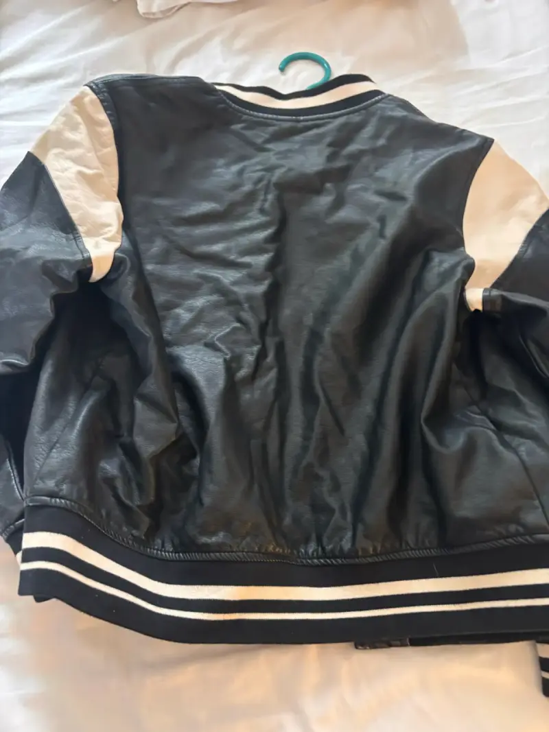 Chaqueta estilo varsity negra y blanca - 2