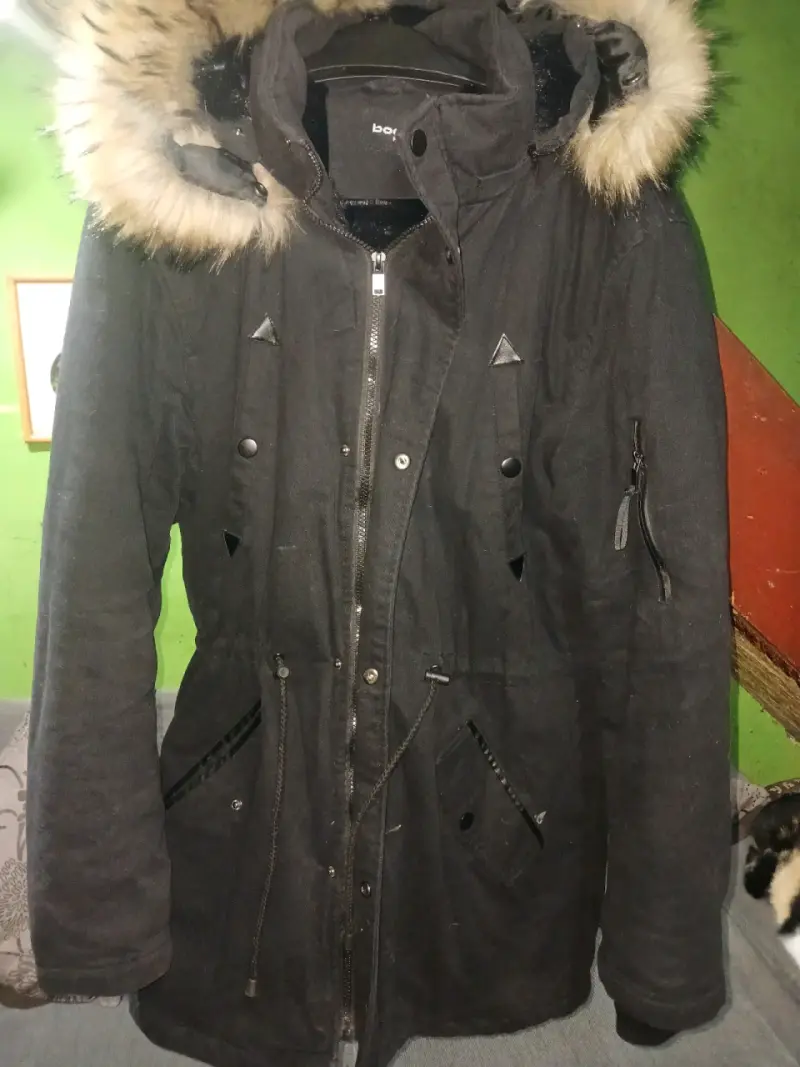 Parka negra con capucha de piel sintética para invierno - 1