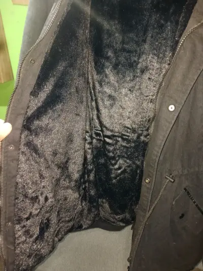 Parka negra con capucha de piel sintética para invierno - miniatura 2