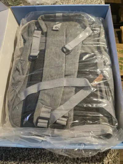 Mochila gris con detalles de cuero - miniatura 2