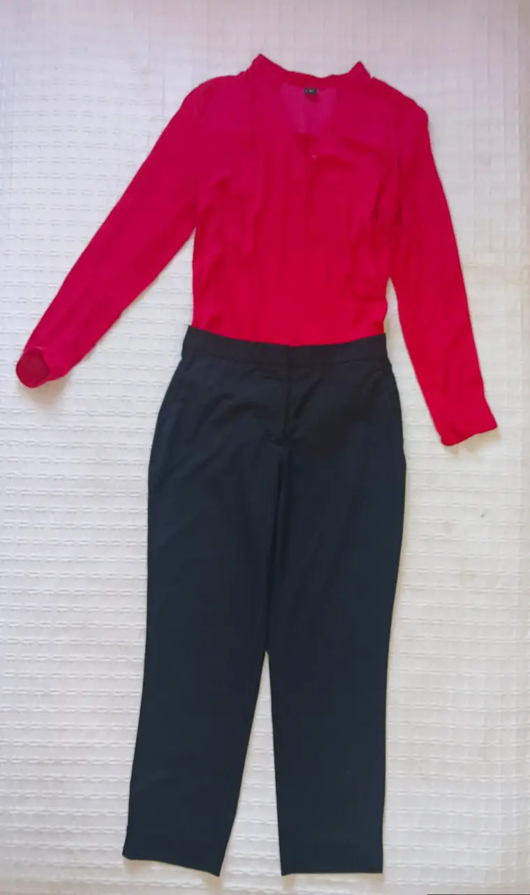 Conjunto de blusa roja y pantalón negro para mujer - 1