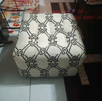 Puff cuadrado con diseño de nudos decorativos - miniatura 2