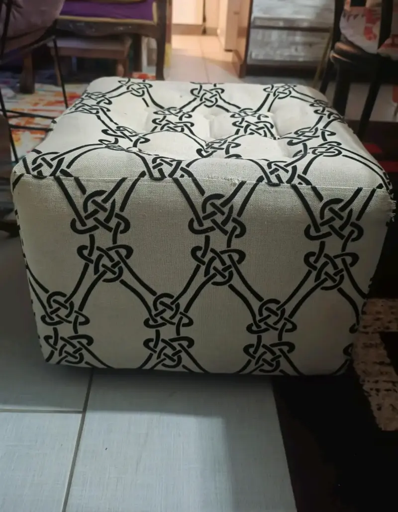 Puff cuadrado con diseño de nudos decorativos - 3