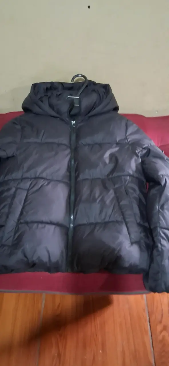 Chaqueta acolchada negra  con capucha