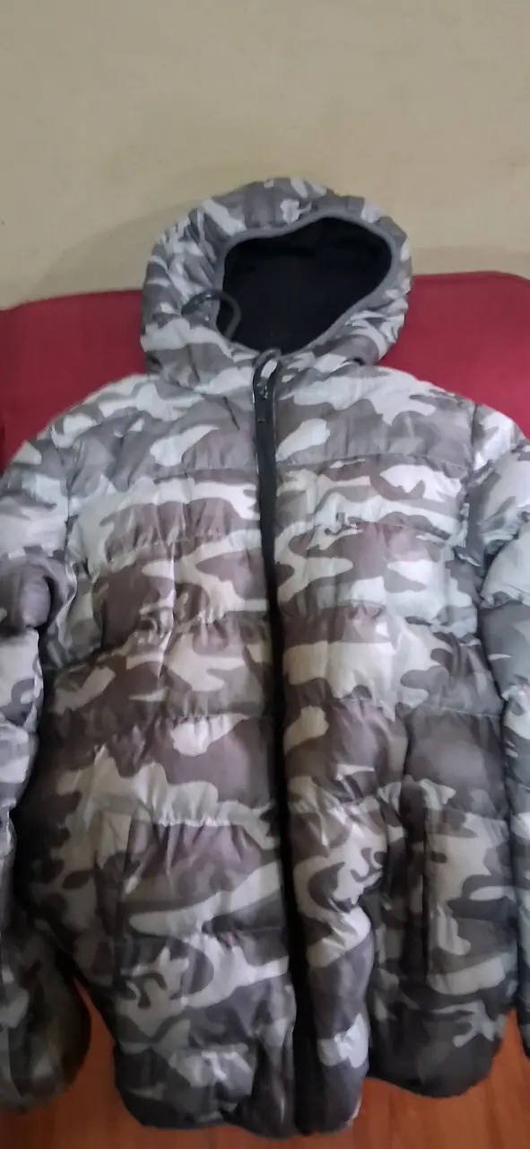 Chaqueta acolchada camuflaje con capucha