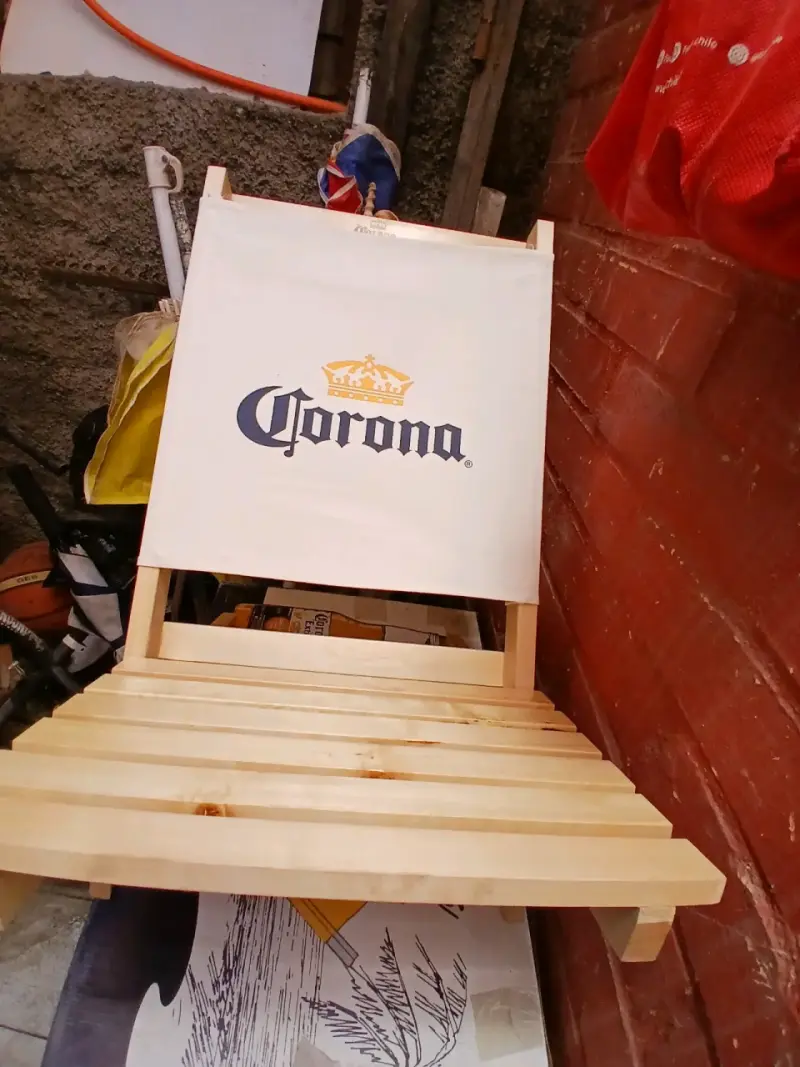 Silla plegable de madera con logo Corona
