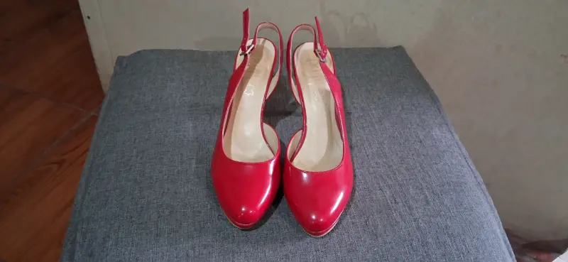 Zapatos de tacón rojo charol elegantes - 1