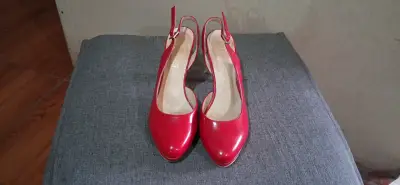 Zapatos de tacón rojo charol elegantes - miniatura 1