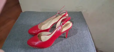 Zapatos de tacón rojo charol elegantes - miniatura 3
