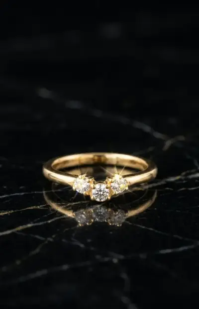 Anillo V-Shape con Tres Circones - miniatura 1