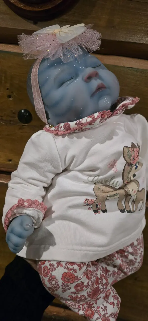 Muñeca reborn azul con ropa floral - 2