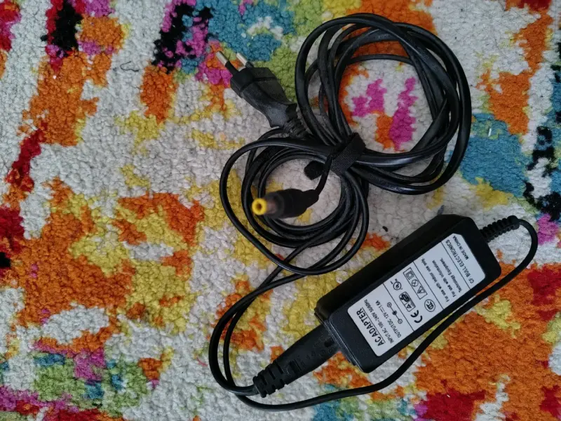 Cargador de laptop con adaptador de corriente