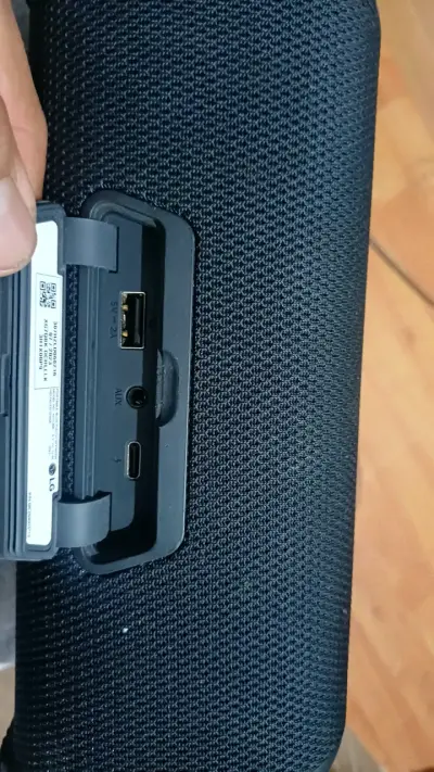 Parlante Bluetooth portátil con sonido potente - miniatura 2