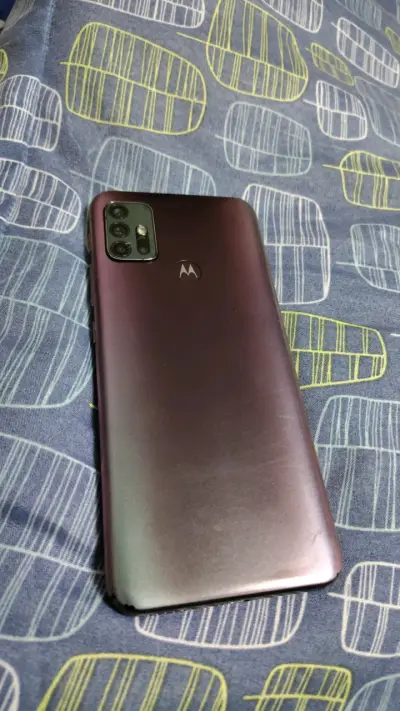 Smartphone Motorola con triple cámara trasera - miniatura 1