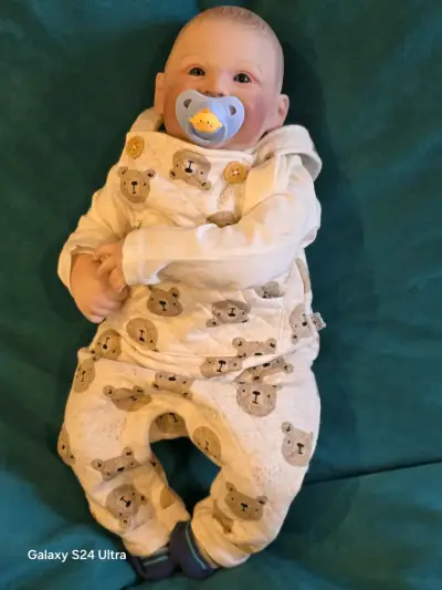 Muñeco reborn con chupete y ropa de ositos - miniatura 1