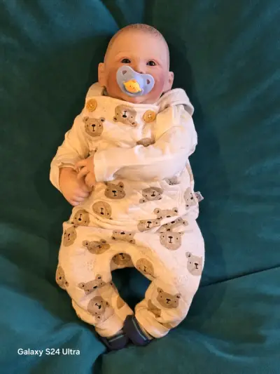 Muñeco reborn con chupete y ropa de ositos - miniatura 3