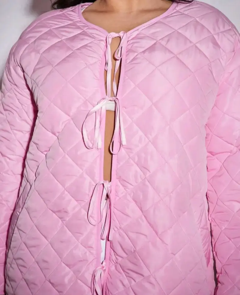 Chaqueta acolchada rosa con lazos - 2